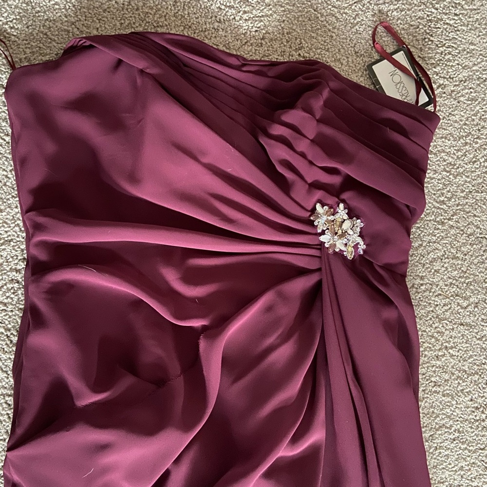 BRAND NEW UNWORN W/ TAG prom/bridesmaid dress.